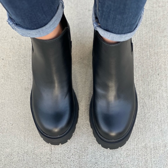 Black chunky lug sole platform pull on boot - Picture 4 of 5